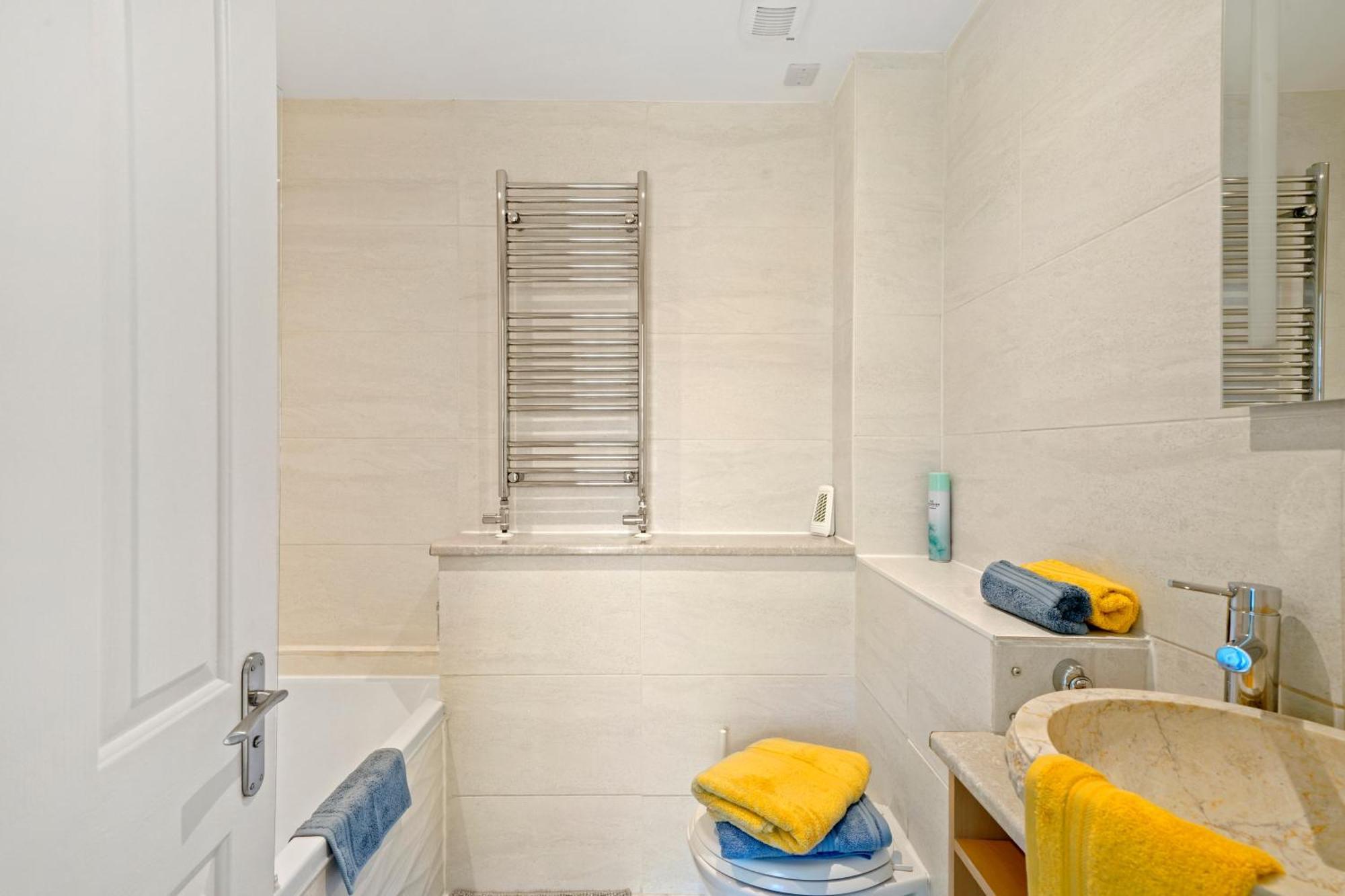 3 Bedroom Mews Home - Clapham Common - Free Private Parking - Sleeps 5 - Newly Refurbished - Sweetpea & Pillow Properties Лондон Екстер'єр фото