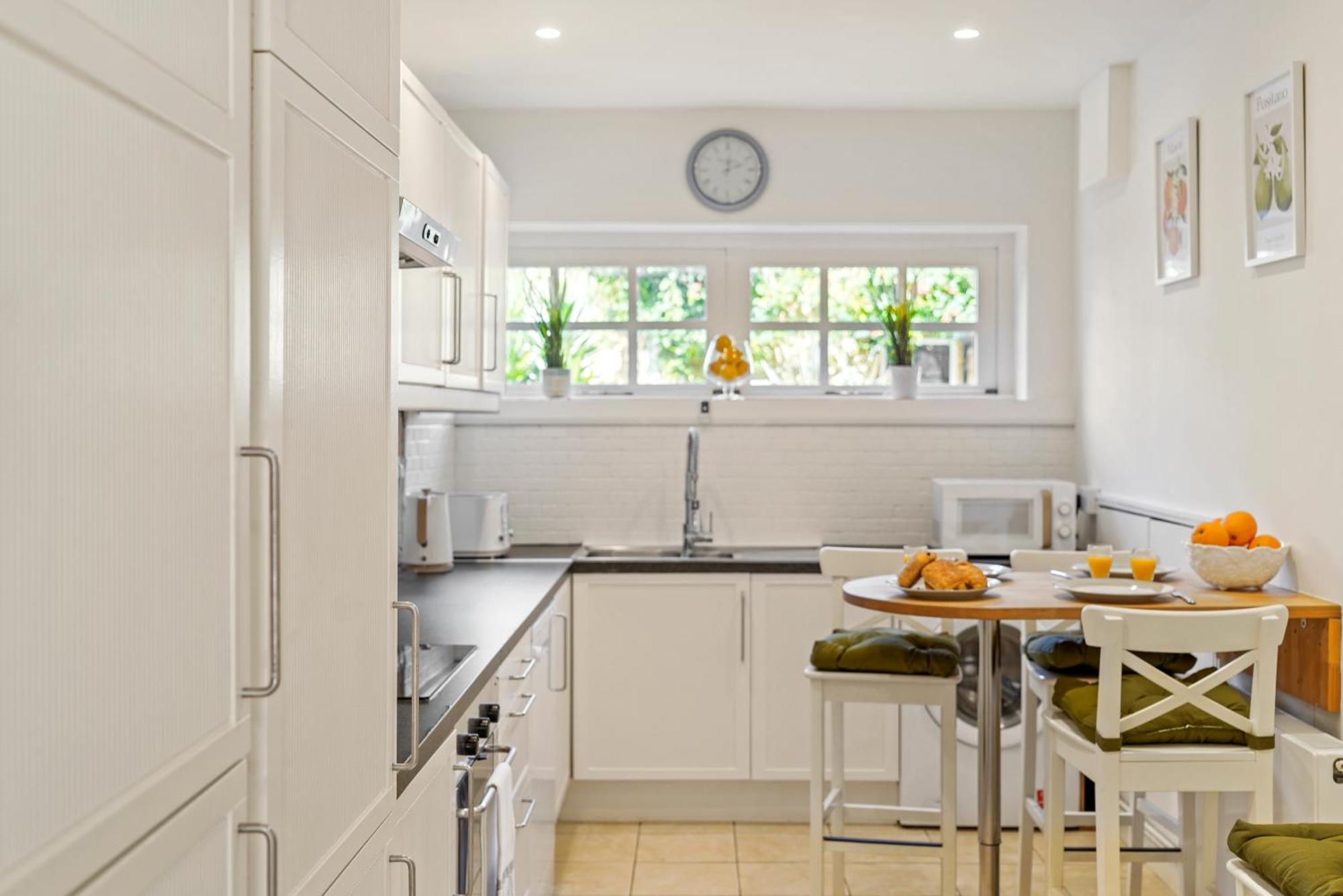 3 Bedroom Mews Home - Clapham Common - Free Private Parking - Sleeps 5 - Newly Refurbished - Sweetpea & Pillow Properties Лондон Екстер'єр фото