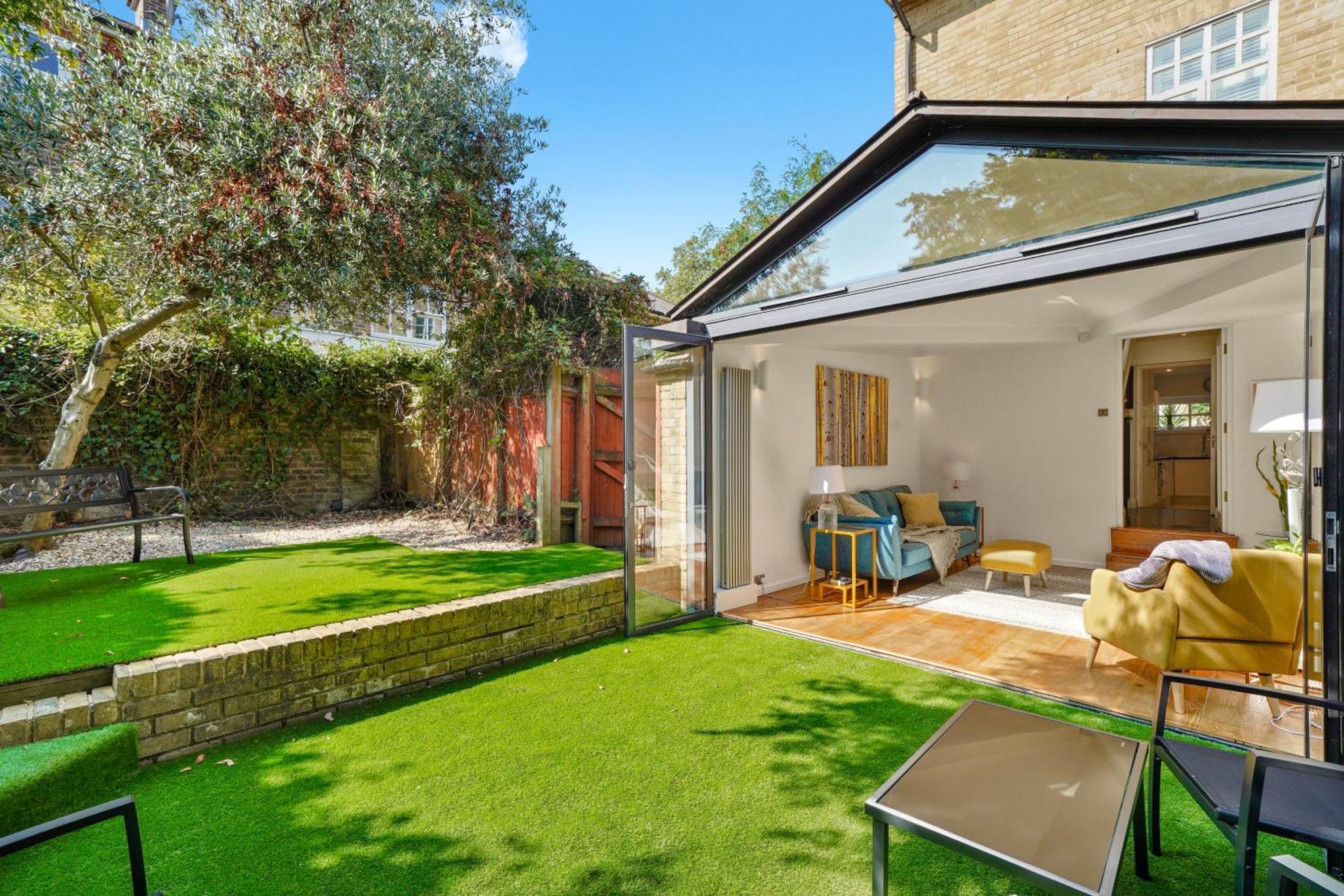3 Bedroom Mews Home - Clapham Common - Free Private Parking - Sleeps 5 - Newly Refurbished - Sweetpea & Pillow Properties Лондон Екстер'єр фото