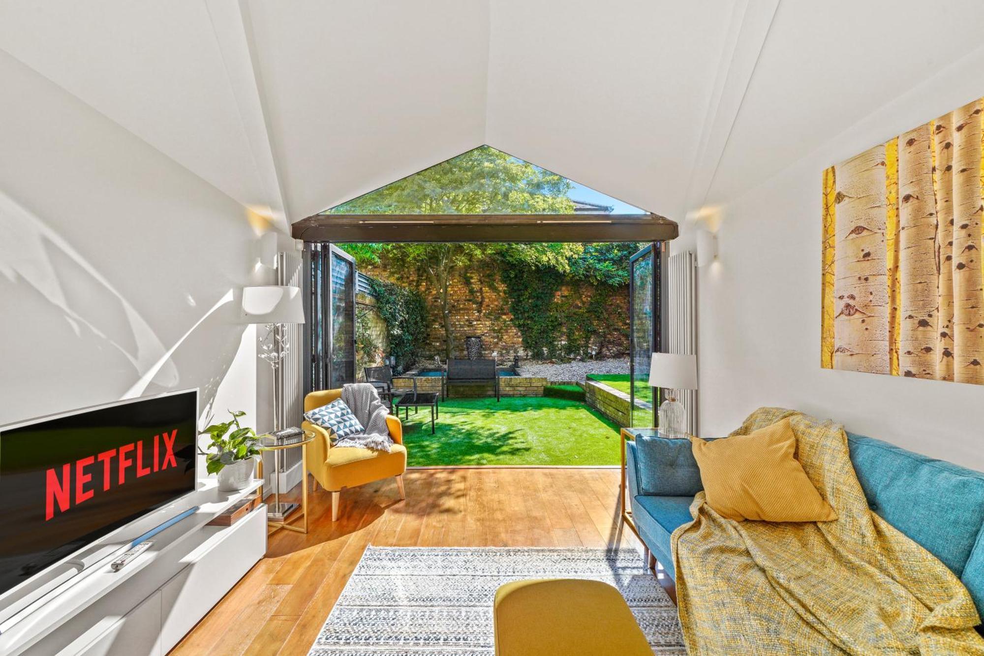 3 Bedroom Mews Home - Clapham Common - Free Private Parking - Sleeps 5 - Newly Refurbished - Sweetpea & Pillow Properties Лондон Екстер'єр фото