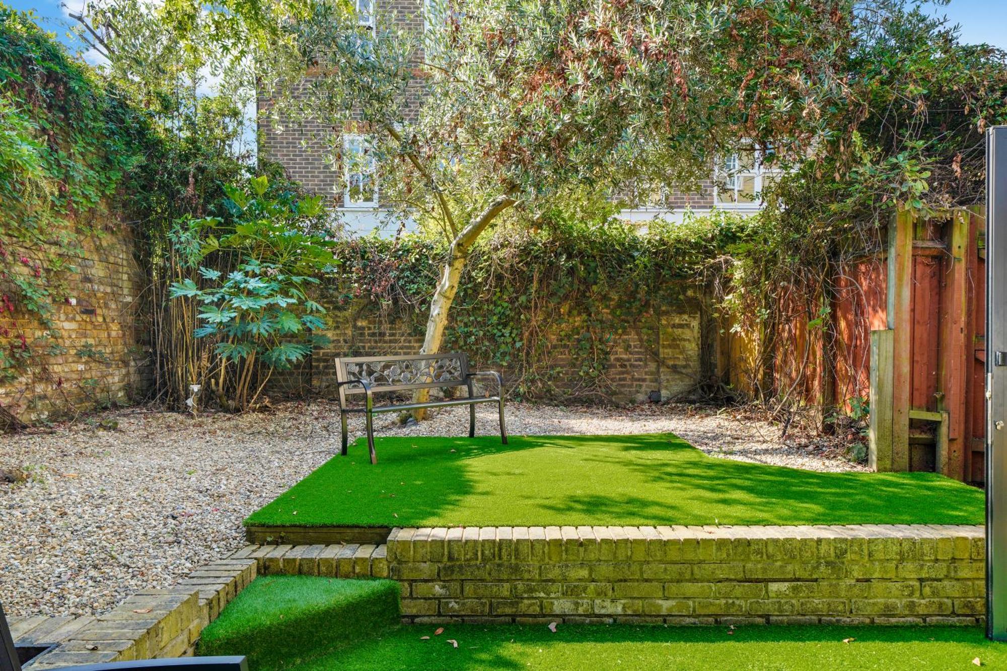 3 Bedroom Mews Home - Clapham Common - Free Private Parking - Sleeps 5 - Newly Refurbished - Sweetpea & Pillow Properties Лондон Екстер'єр фото