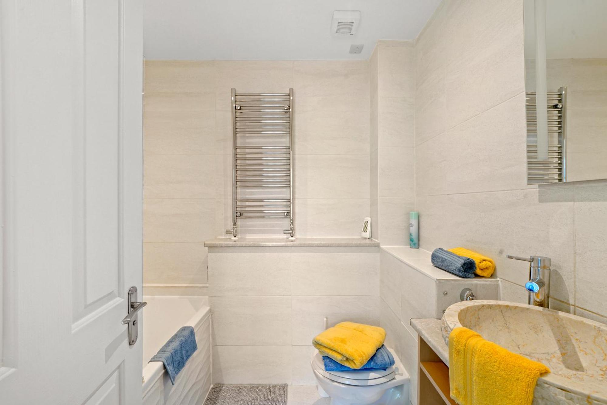 3 Bedroom Mews Home - Clapham Common - Free Private Parking - Sleeps 5 - Newly Refurbished - Sweetpea & Pillow Properties Лондон Екстер'єр фото