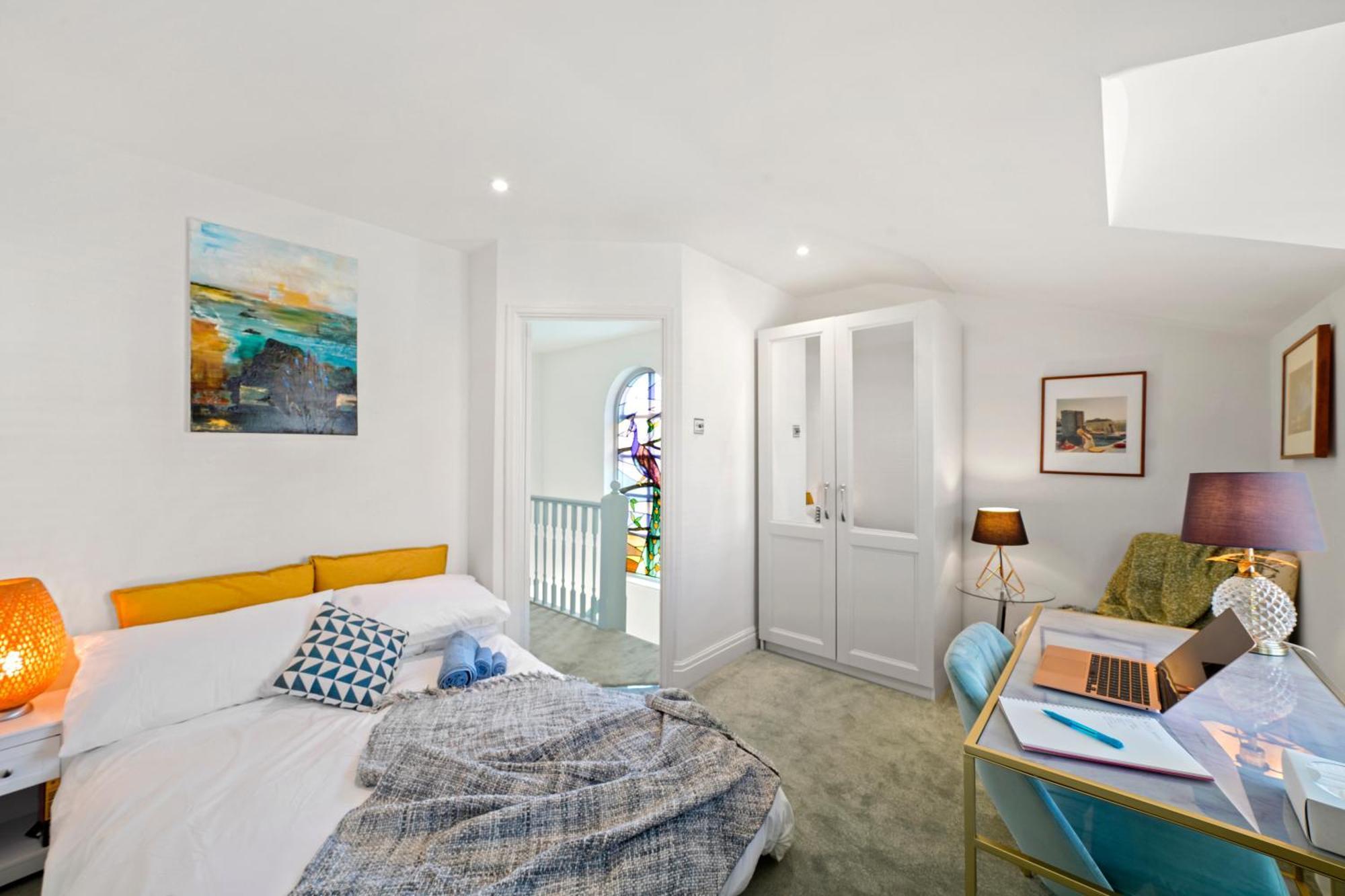 3 Bedroom Mews Home - Clapham Common - Free Private Parking - Sleeps 5 - Newly Refurbished - Sweetpea & Pillow Properties Лондон Екстер'єр фото