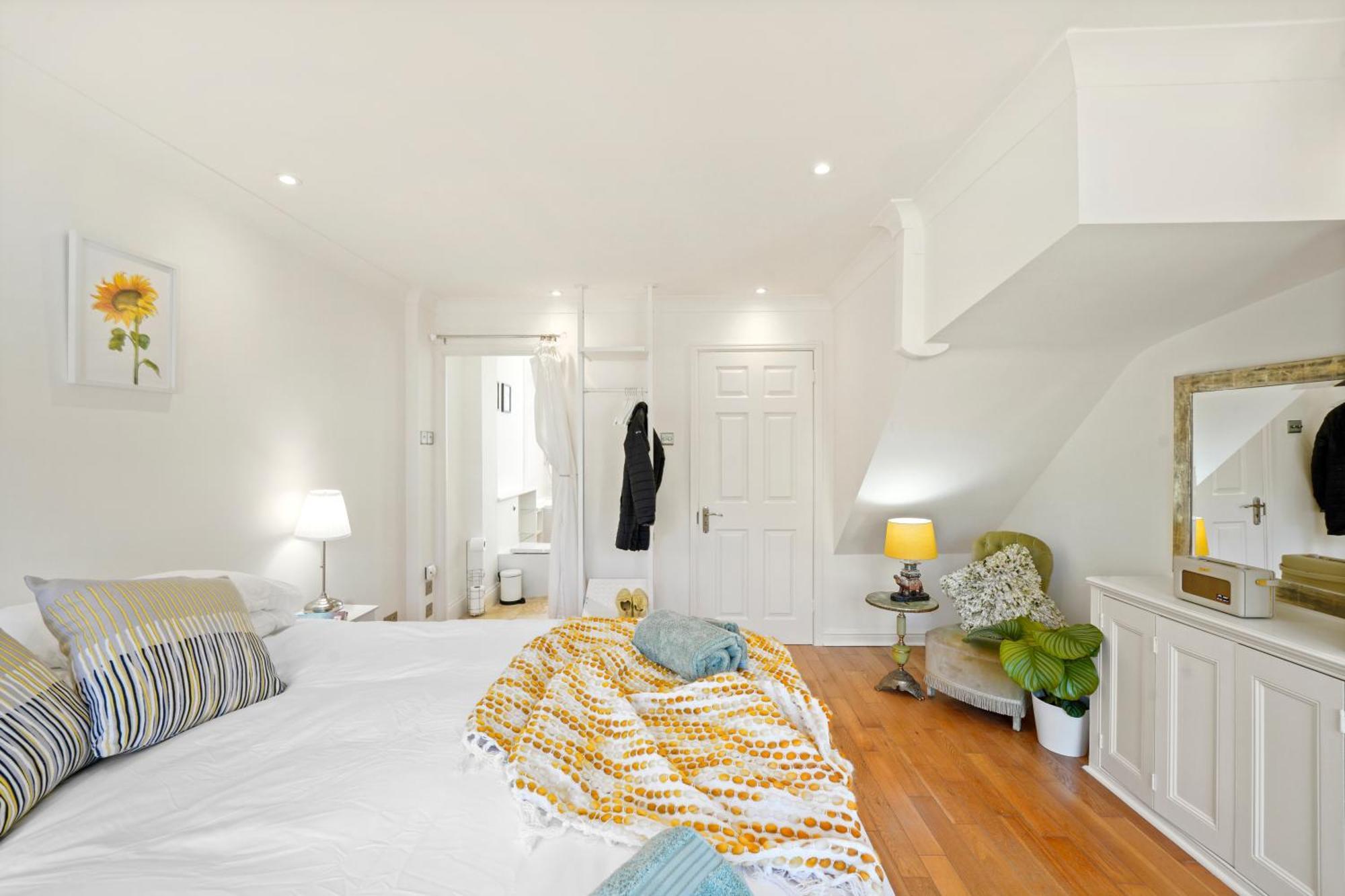 3 Bedroom Mews Home - Clapham Common - Free Private Parking - Sleeps 5 - Newly Refurbished - Sweetpea & Pillow Properties Лондон Екстер'єр фото