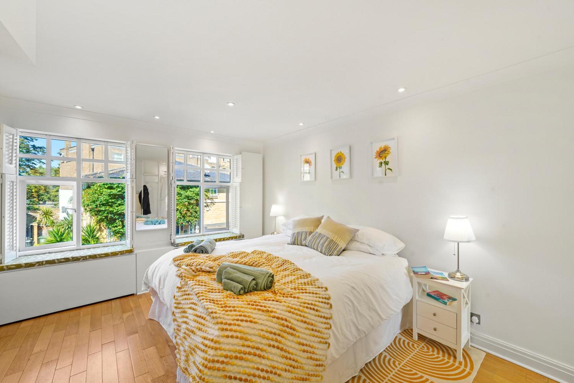 3 Bedroom Mews Home - Clapham Common - Free Private Parking - Sleeps 5 - Newly Refurbished - Sweetpea & Pillow Properties Лондон Екстер'єр фото
